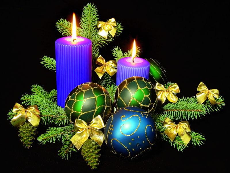 黑色背景下的圣诞蜡烛和杉木树枝