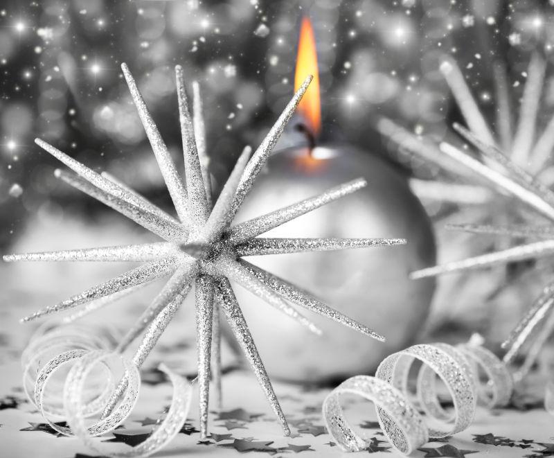 银色背景蜡烛和圣诞树装饰