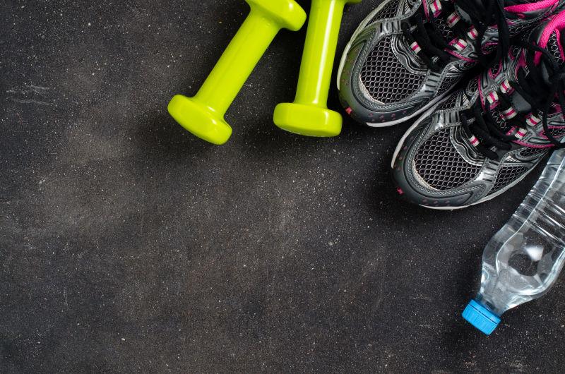 黑暗背景下的健身器材配件