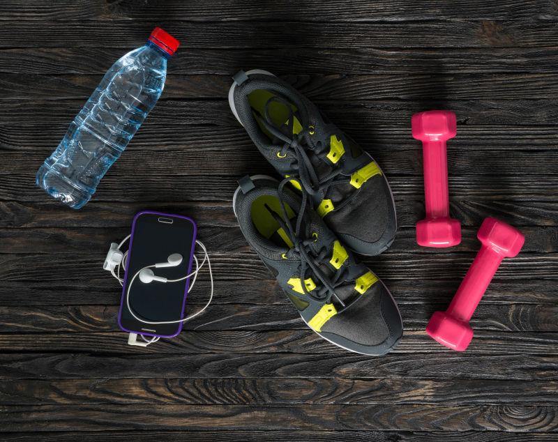 暗木背景下的体育健身器材