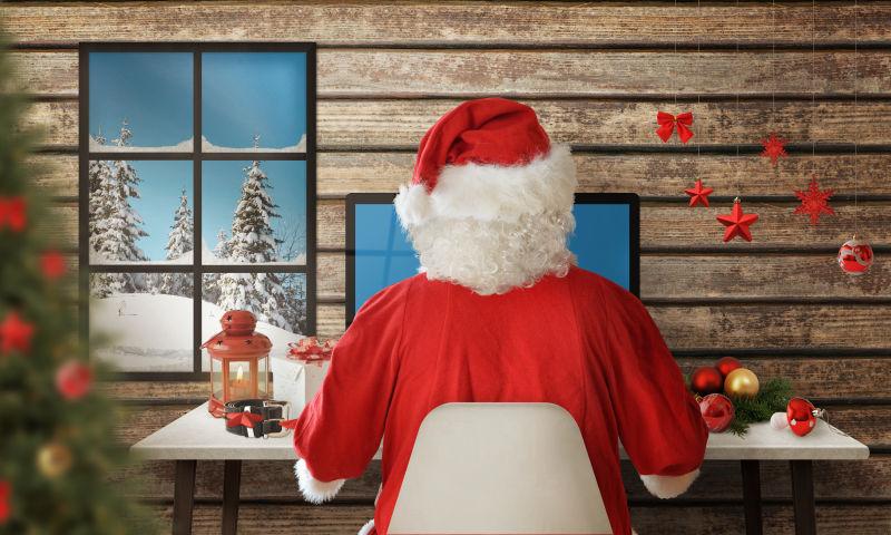 圣诞节时圣诞老人使用电脑回复信件