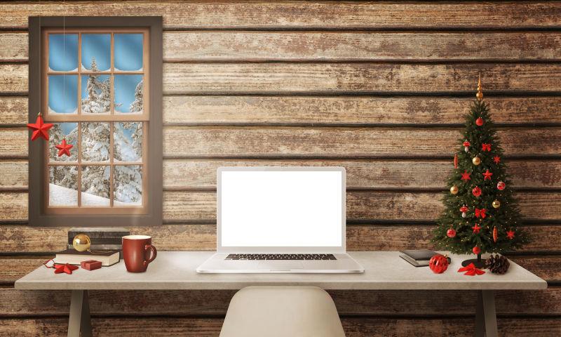 圣诞树礼品和白色笔记本电脑