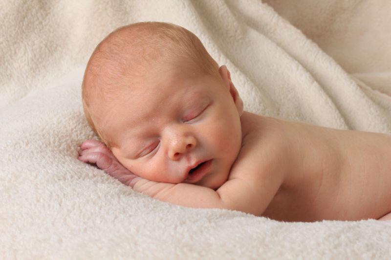 新生的婴儿趴着睡觉