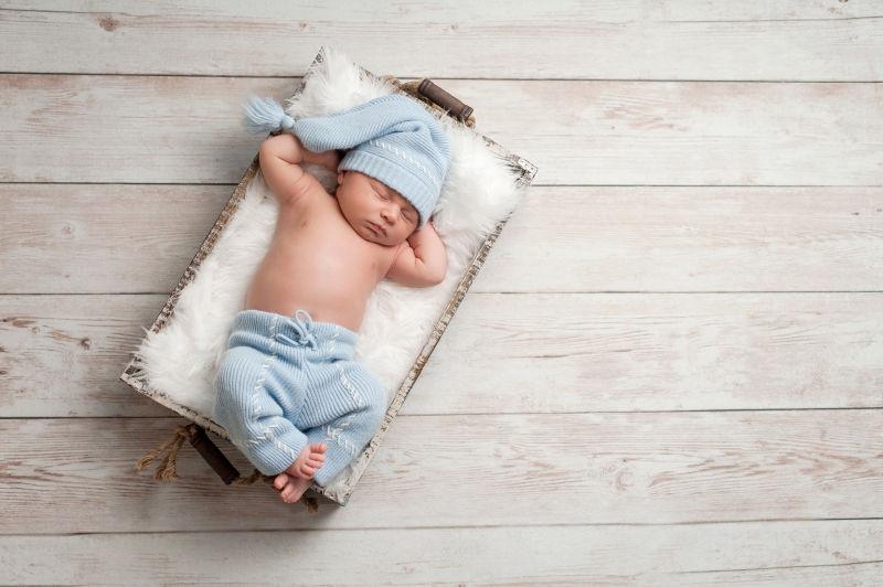 穿着睡衣的可爱的新生婴儿