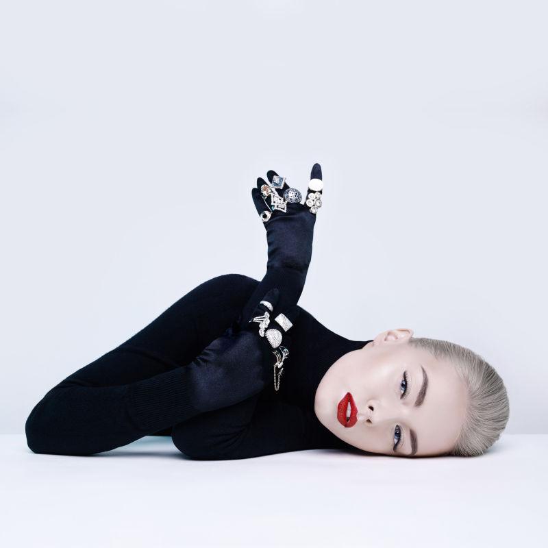 白色背景上戴着不同戒指的金发女郎