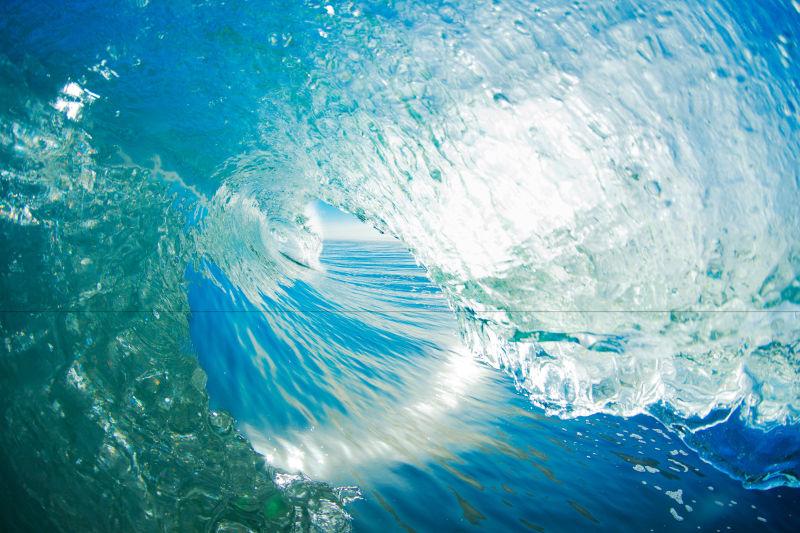 阳光下翻滚的蓝色海浪内部