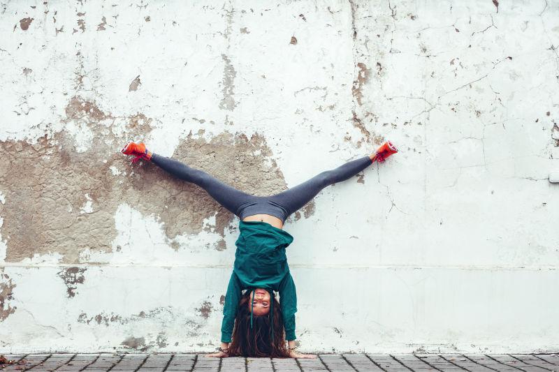 街头做瑜伽健身操的女孩