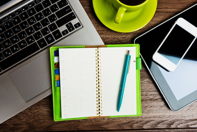 办公桌上放着一堆办公用品