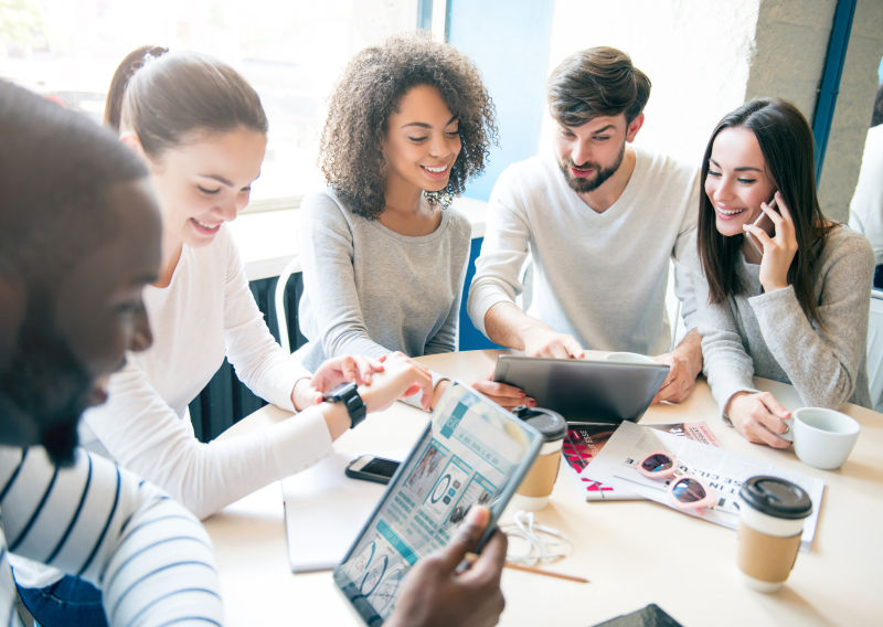 一群朋友正在分享他们的信息