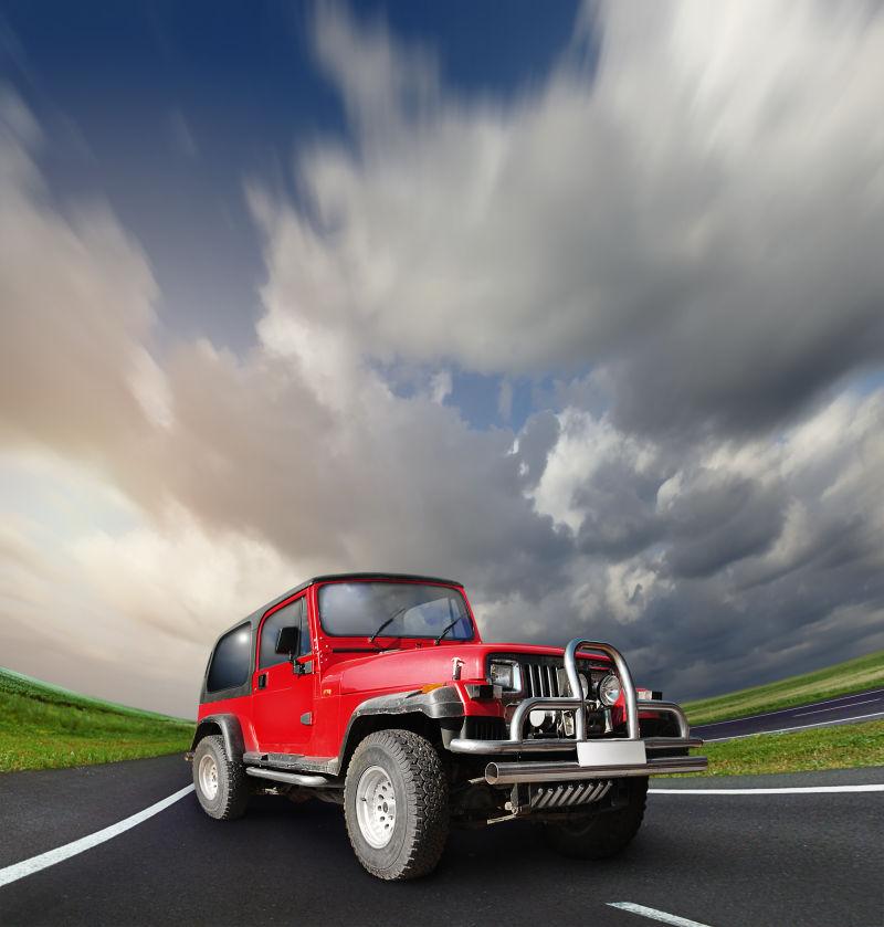 高速公路上快速行驶的越野车