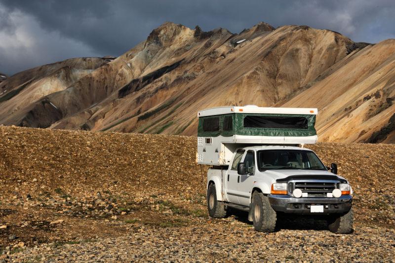 冰岛山区的露营吉普车