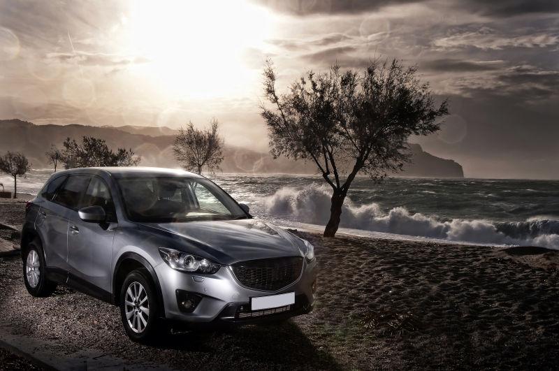 海边沙滩上的越野车