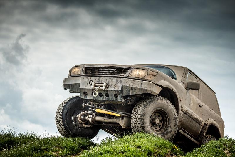 非常泥泞的越野车