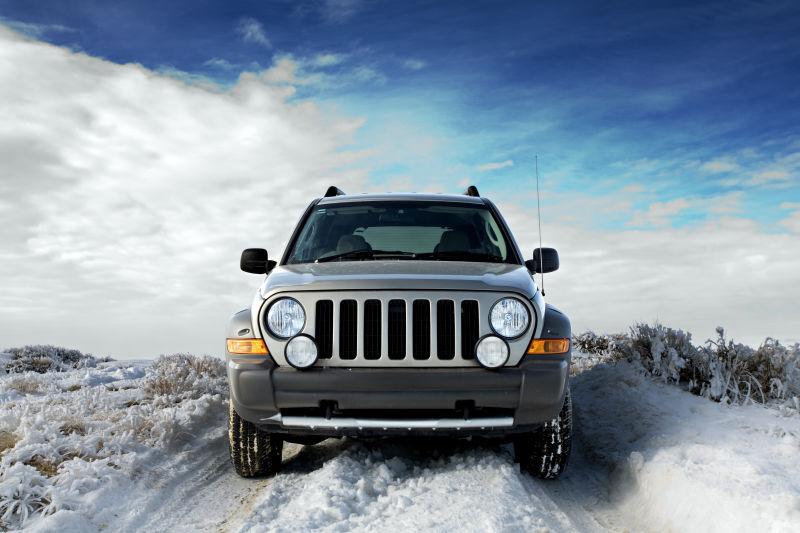 冬天行驶在雪地里的越野车