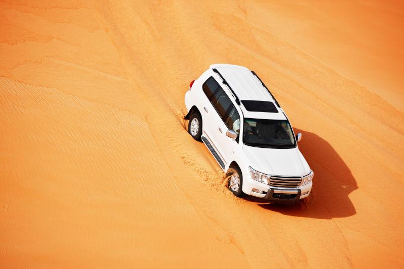 沙漠中的越野车