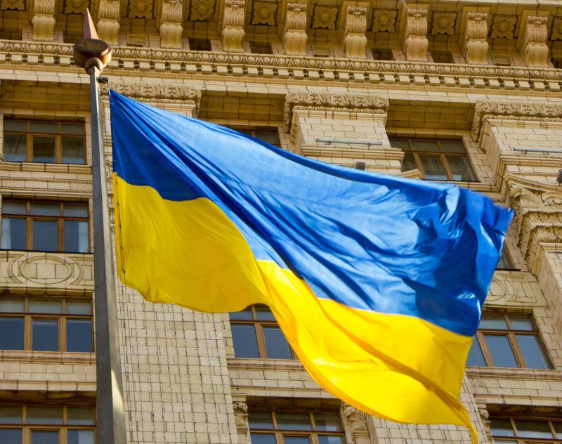 城市建筑和飘扬的乌克兰国旗