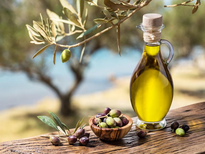 木桌上的橄榄油和浆果