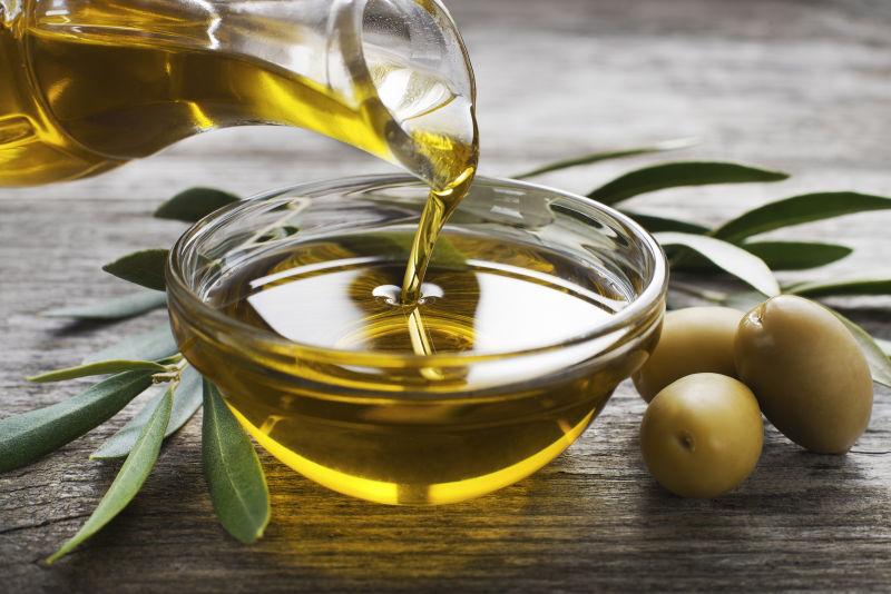 新鲜的橄榄油图片-将橄榄油倒进碗里素材-高清图片-摄影照片-寻图免费打包下载