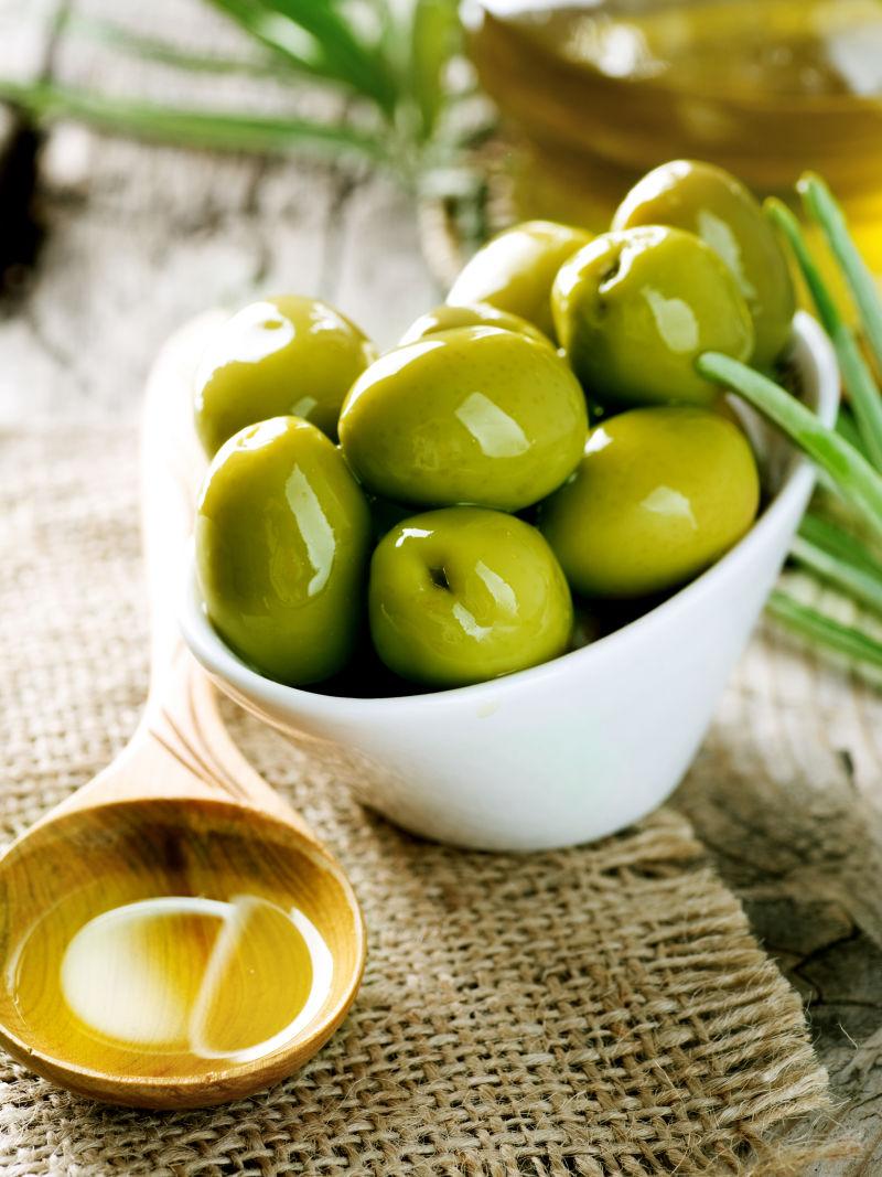 橄榄和新鲜榨出来的橄榄油