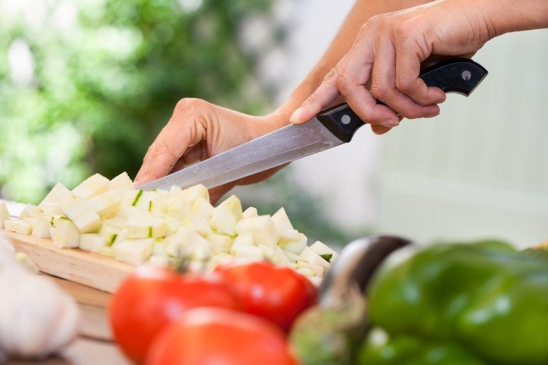 厨房案板上正切着食材