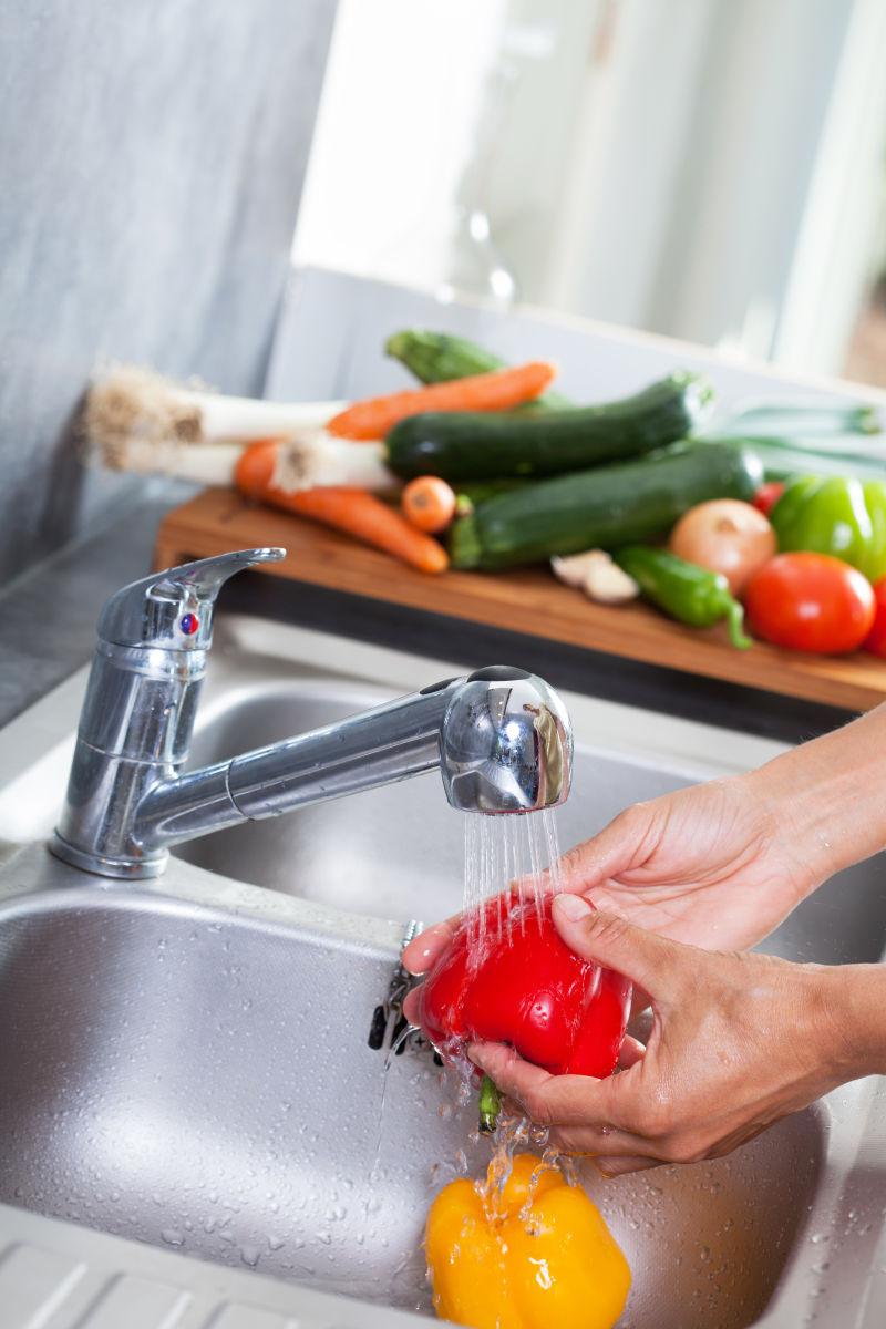 厨师正在清洗红色的甜椒