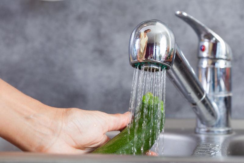 厨房正在冲洗的青椒