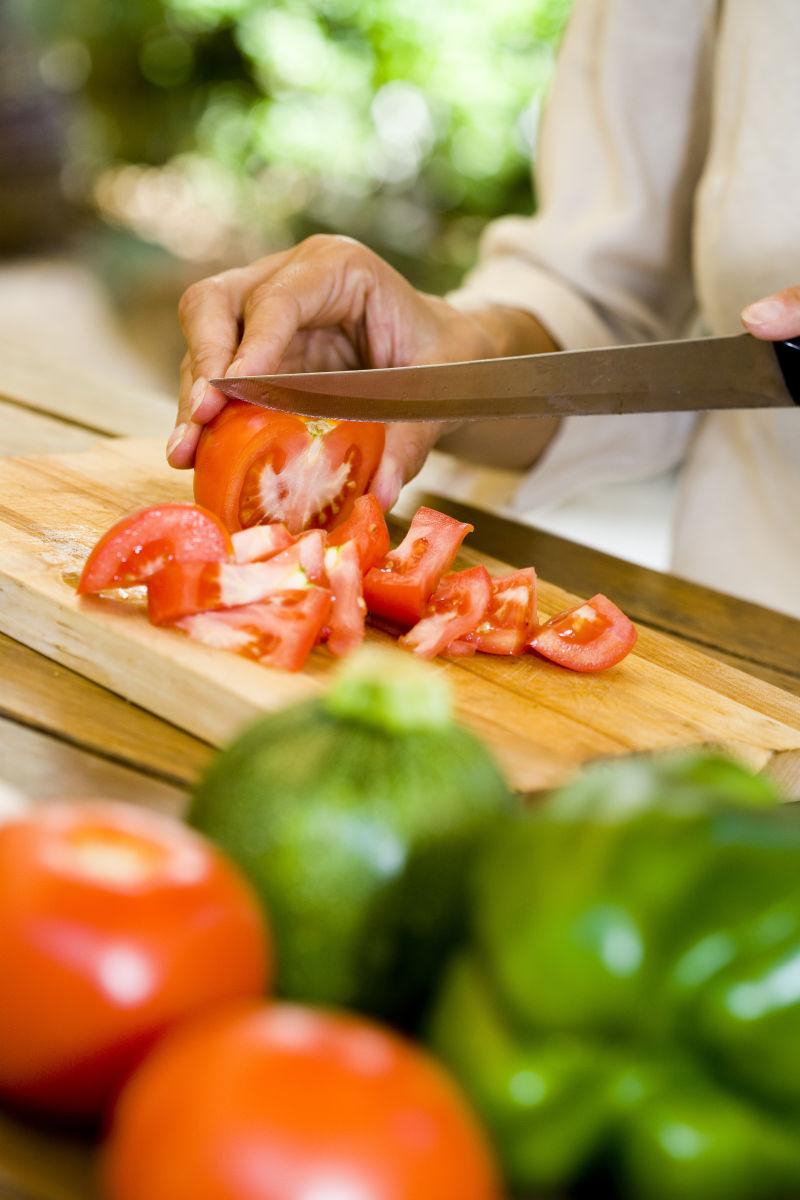 厨师正在西红柿切块