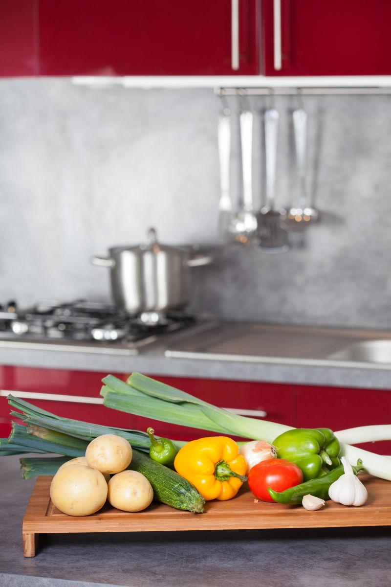 案板上清洗好的各种蔬菜