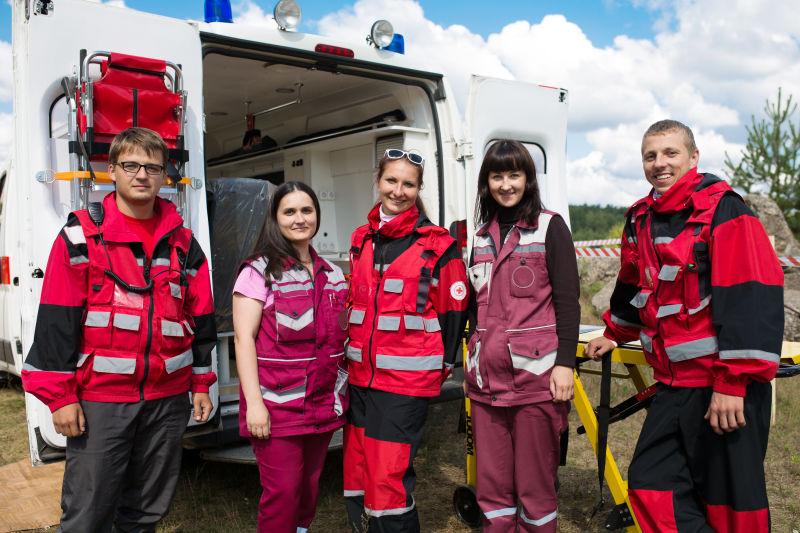 救护背景下微笑护理人员小组