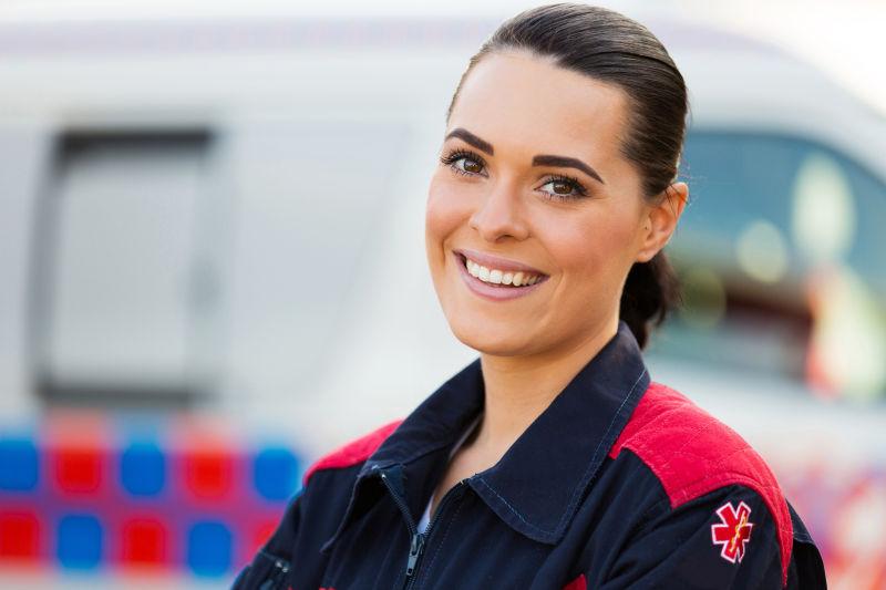 年轻女性护理人员