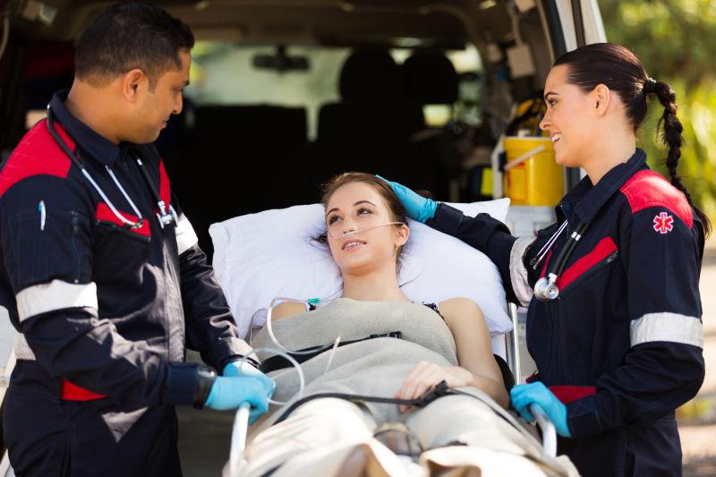 亲切的医护人员安慰年轻病人