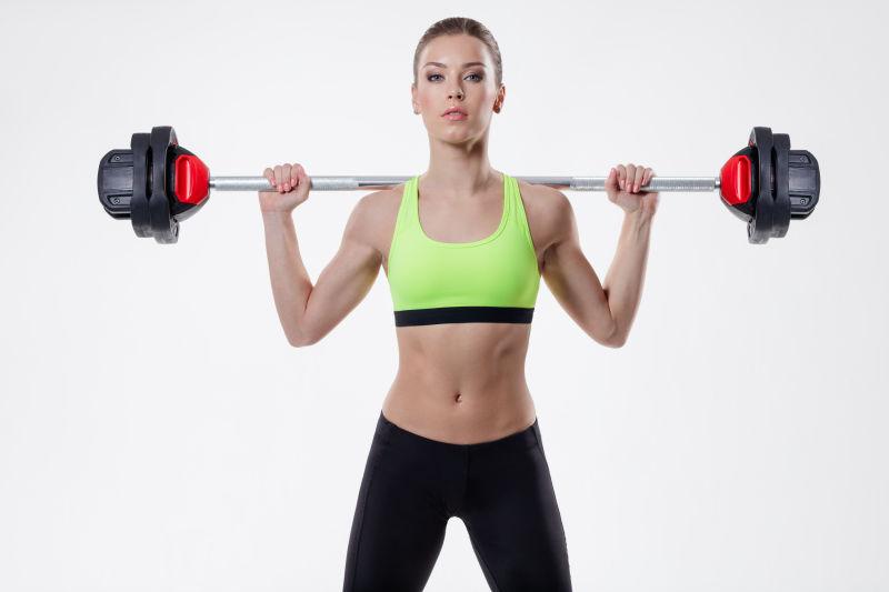 举杠铃健身的女人