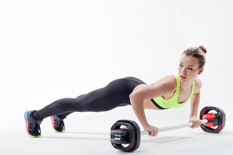 做基础运动的美女