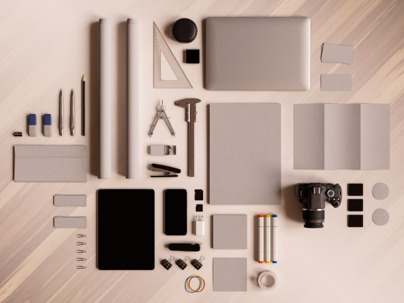 办公桌上的手机平板笔记本电脑和各种办公用品