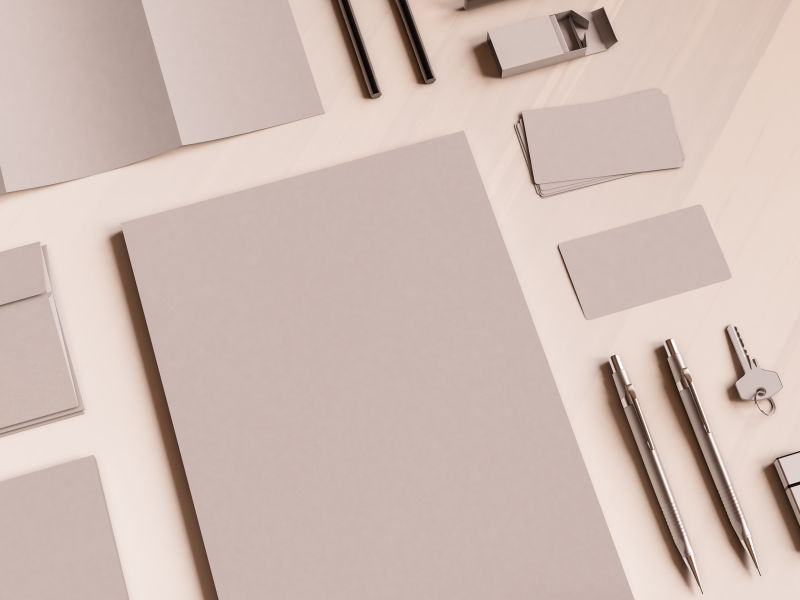 办公桌上的空白纸张和笔