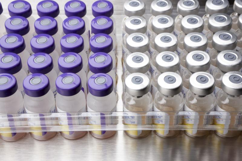 制药厂里流水线上批量生产的可注射药物