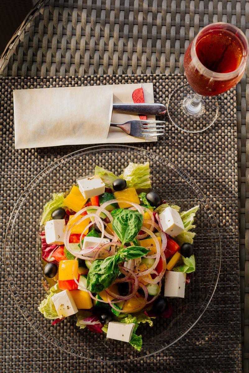 玻璃碗里的水果蔬菜美食