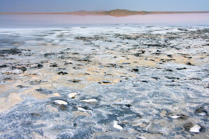 海滩旁盐湖与结晶盐和脚印愈合泥