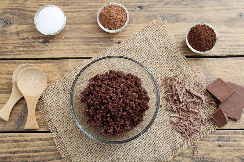 木制背景下巧克力制作的护肤品