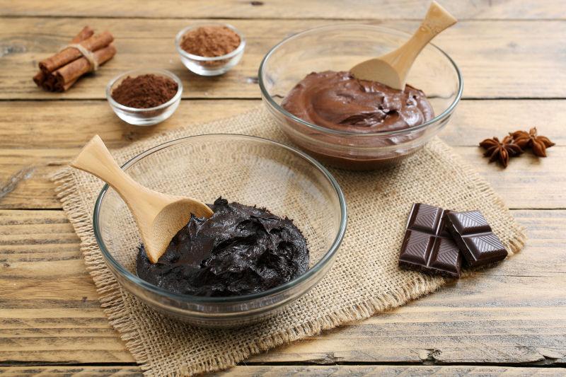 木桌上的面部护肤品