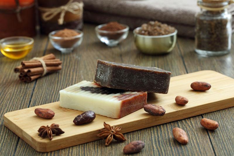 木制背景下的皮肤护理品