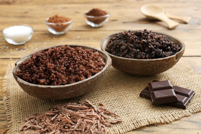 木制桌面上的面部角质护理用品