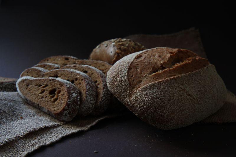 桌子上的新鲜美味的手工面包