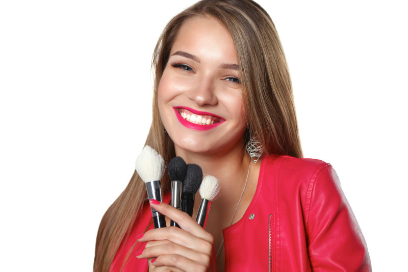 年轻美貌女子拿着4只化妆刷