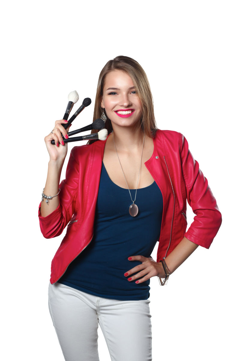 女子手执化妆刷