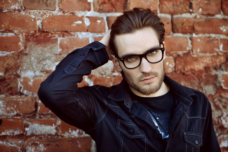 英俊成熟的男子