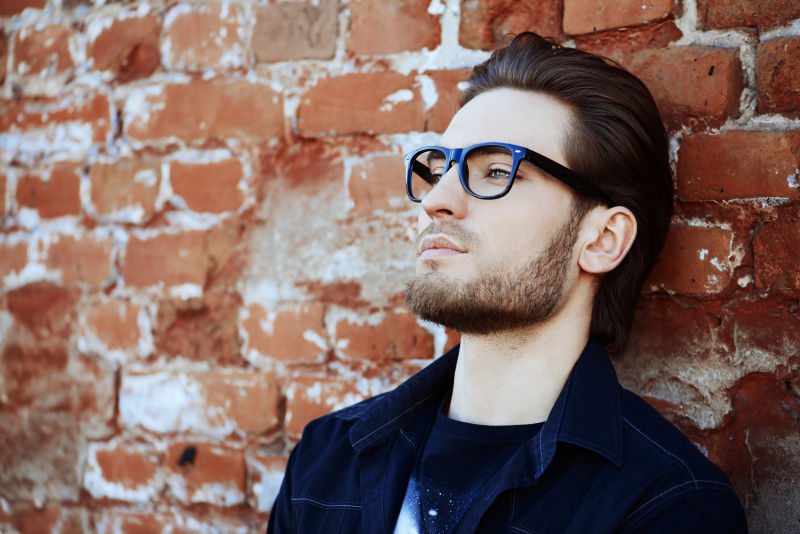 带着眼镜框的年轻帅哥