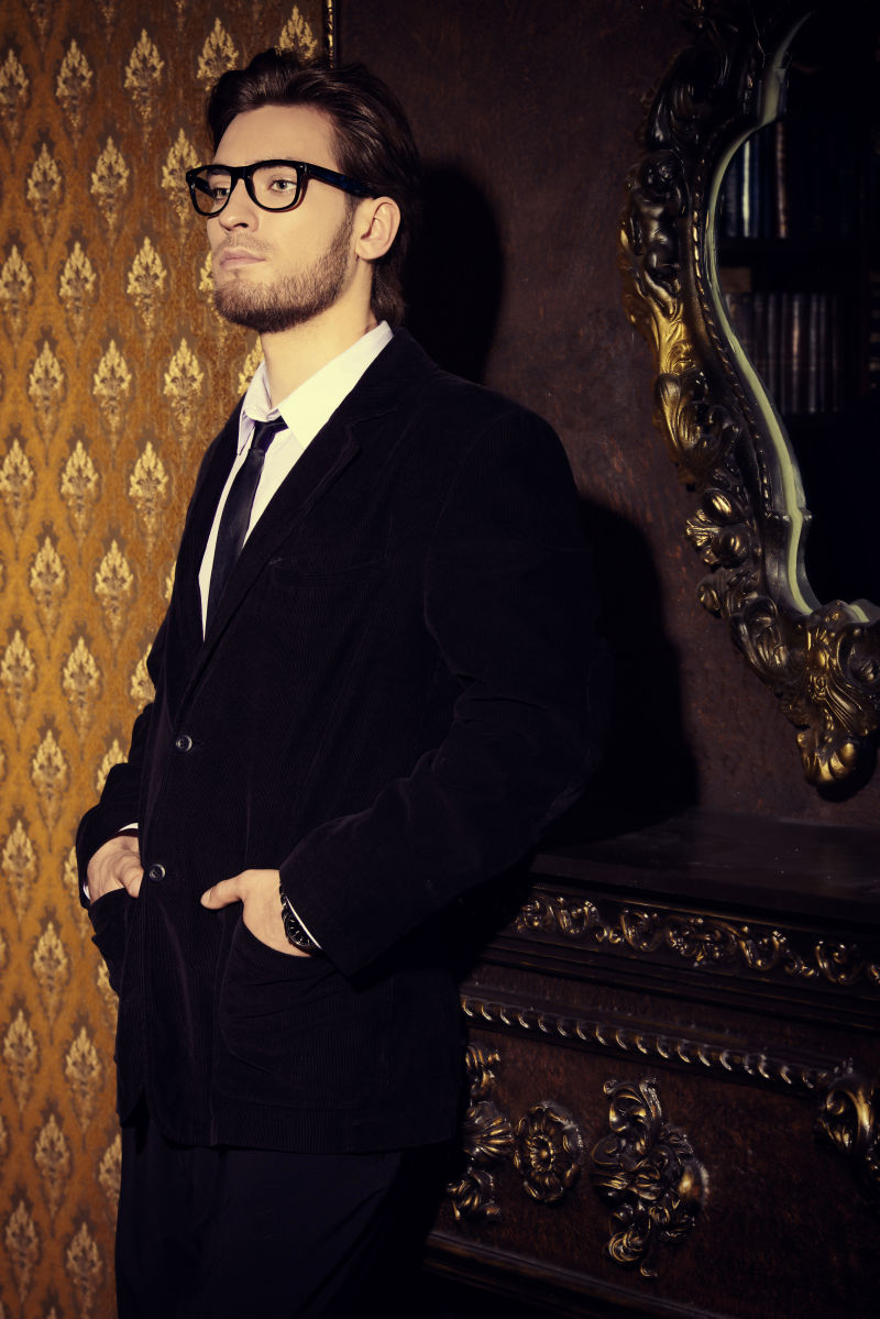 时尚的年轻男人