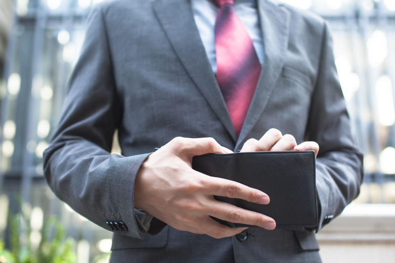 商人从钱包里拿出钞票