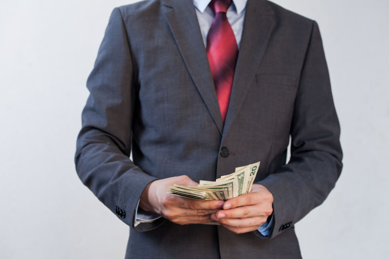 数着钞票的商人